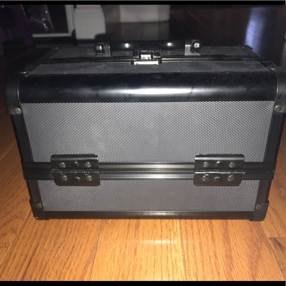 MAKEUP CASE